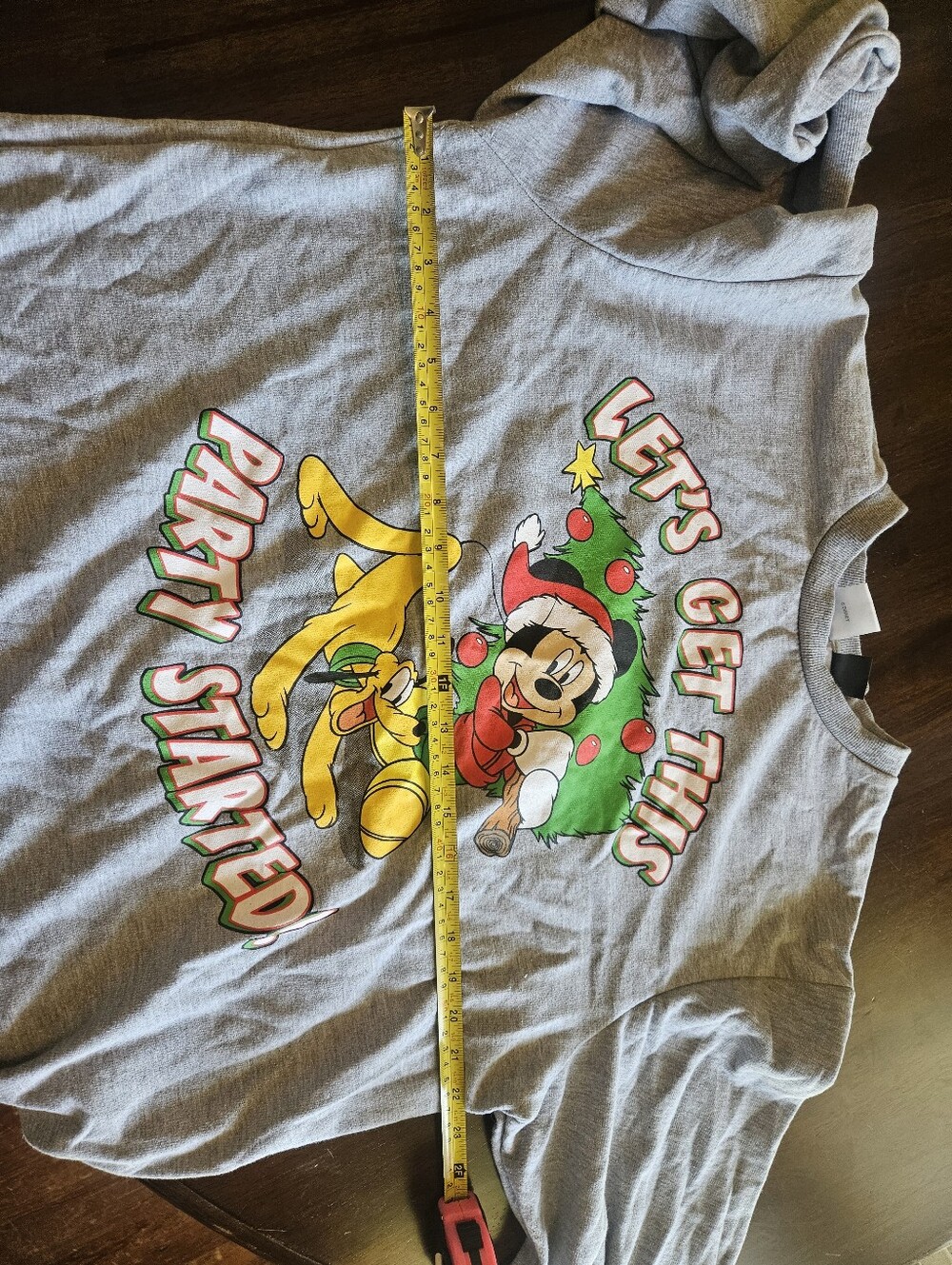 Disney Gray Crewneck Sweatshirt with Mickey & Pluto Holiday Graphic Size Large - Picture 5 of 6